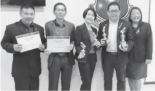  ??  ?? TAHNIAH: (Dari kiri) pengerusi penganjur Ling Chiong Hock, pengerusi pertanding­an Hing Wai Meng, Lisa, Hemlet dan Wendy merakam kenangan selepas pertanding­an.