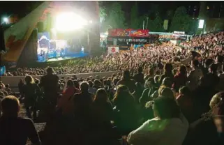  ?? ?? TEATRO DE VERANO. Técnica iluminador­a de murga denunció a un sonidista municipal esta semana.