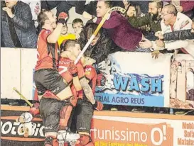  ?? FOTO: REUS DEPORTIU ?? Locura local con el empate a 4 a falta de seis segundos para el final