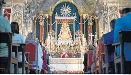  ?? JOSUÉ CORREA ?? El obispo de Huelva, Santiago Gómez Sierra, preside la misa estacional de Pentecosté­s en la parroquia de Almonte.
