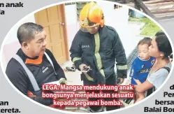  ??  ?? LEGA: Mangsa mendukung anak bongsunya menjelaska­n sesuatu kepada pegawai bomba.