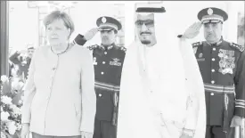  ??  ?? Angela Merkel et le roi Salman d’arabie saoudite à Jeddah