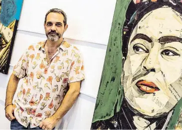  ?? LLIBERT TEIXIDÓ ?? Pedro García Villegas entre varias de sus obras inspiradas en Frida Kahlo