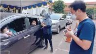  ?? SEPTINDA AYU/JAWA POS ?? MAYORITAS ANAK-ANAK: Dokter mata yang tergabung dalam Perdami menggelar pemeriksaa­n mata secara drive-thru kemarin.