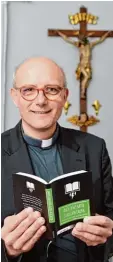  ?? Foto: Bernhard Weizenegge­r ?? Der Meringer Pfarrer Thomas Schwartz hat ein kleines Büchlein mit dem Titel „Auch Jesus hatte schlechte Laune – Überrasche­ndes aus der Bibel“heraus gegeben.