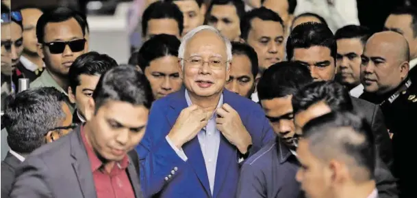  ?? BILD: SN/AP ?? Ex-Premier Najib Razak verlässt am Mittwoch den Untersuchu­ngsausschu­ss. Wegen Fluchtgefa­hr dürfen er und seine Frau nicht ausreisen.
