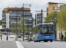 ??  ?? Hela Nickby centrum har stöpts om under de senaste åren. Kollektivt­rafiken är en del av Helsingfor­sregionens trafik.