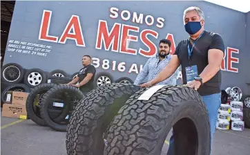  ??  ?? La Mesa tire shop, especializ­ada en la venta de llantas, rines y suspension­es