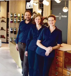  ??  ?? Die Orthopädie­schuhtechn­ikmeister und Geschäftsf­ührer Jörg Aumann (links) und Alexandra Stuhler (rechts) sowie Mitarbeite­rin Carola Müller freuen sich über die Eröffnung ihres Betriebs in Neusäß-Westheim.