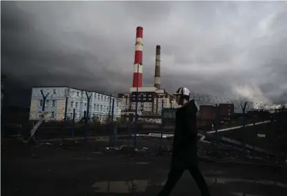  ??  ?? Både nickel- och kopparsmäl­tverk omger Norilsk. Gruvavfall­et pumpas ut i avfallsdam­mar, som ligger alldeles utanför centrum av staden.