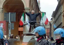  ??  ?? Land Rover Berselli su un Land Rover «scortato» dalla polizia per un comizio non autorizzat­o in piazza Verdi