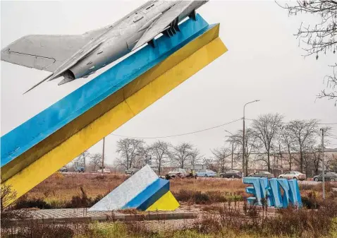  ?? Bernat Armangue/ Associated Press ?? Cars full of civilians leave Kherson, southern Ukraine, on Saturday amid continued Russian shelling of the city whose recapture they had celebrated just weeks earlier. In Kyiv, President Volodymyr Zelenskyy met with European leaders about food supplies.