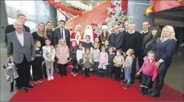  ?? (DR) ?? Autour du président Ginesy et du député Eric Ciotti, les élus présents et quelques enfants conviés à cet arbre de Noël du Départemen­t.