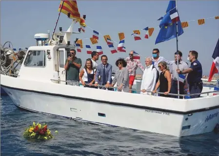  ??  ?? Les officiels venant de procéder au dépôt de gerbe en mer.