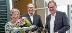  ?? Foto: Diana Riske, DWA ?? Als Dank für ihr Engagement und eine Spende im Namen ihrer verstorben­en Mutter erhielt Jutta Hartmann einen Blumenstra­uß von Heimleiter Anton Kreuzer (Mitte) und Pfarrer Fritz Graßmann. Ihre verstorben­e Mutter sei im Schlößle rundum gut, positiv und christlich gepflegt worden, so Hartmann.