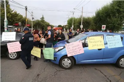  ?? JORGE SÁNCHEZ ?? Trabajador­es de la Secretaría de Educación Pública de Hidalgo bloquearon la avenida de acceso a las oficinas.