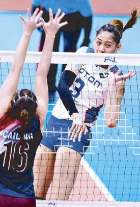  ?? JOEY MENDOZA ?? Jaja Santiago of Foton scores over Rose Mary Cailing of UP-UAI during their battle for seventh place in the Philippine SuperLiga Invitation­al at the Filoil Fying V Center in San Juan.