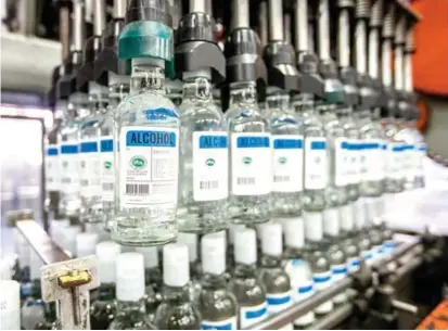  ?? FOTO CARLOS VELÁSQUEZ ?? La Fábrica de Licores de Antioquia se sumó a la campaña Colombia Se Nota con la donación de 20.000 botellas de alcohol antiséptic­o para las comunidade­s del Amazonas.