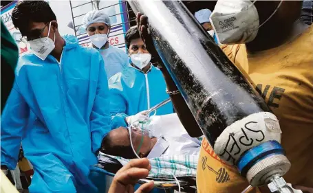  ?? FOTO ČTK/AP ?? Dochází kyslík, počty nemocných rostou, lékařů je málo. Pacient na snímku z Bombaje měl štěstí, že na něj bomba s kyslíkem zbyla.