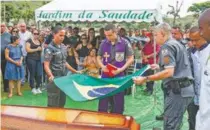  ?? MÁRCIO MERCANTE/AGÊNCIA O DIA ?? Diogo foi enterrado ontem, depois de sepultamen­to de outro policial