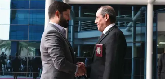  ?? ?? ► El exdirector general de la PDI, Sergio Muñoz, junto al Presidente Gabriel Boric (en una imagen de archivo).