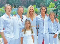 ?? FOTOS: CEDOC PERFIL ?? HAY EQUIPO. La ex modelo con su marido y sus cuatro hijos.