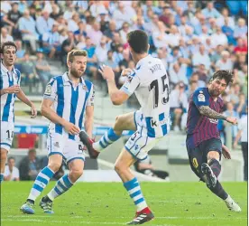  ?? FOTO: MANEL MONTILLA ?? Leo Messi siempre estuvo rodeado pero se entonó tras el descanso