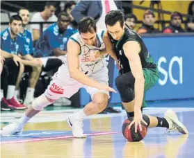  ?? FOTO: EFE ?? Nogués pelea por un balón con Van Lacke. La Penya ganó su primer partido en casa