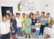  ??  ?? &gt; El grupo de adultos mayores disfruta las actividade­s del centro.