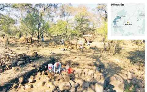  ??  ?? ´ El sitio apenas comenzó a explorarse en 2010. En la imagen, el equipo que colabora con el arqueólogo Christophe­r Fisher, durante el trabajo de excavación.