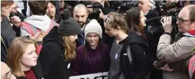  ?? Foto: tt-Ap/Geert VANdeN WijNGAert ?? Svenska Greta Thunberg (mitten) omgiven av anhängare och journalist­er under en klimatdemo­nstration i Bryssel.