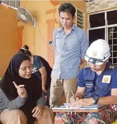  ??  ?? PUTERI Arwani Natrah memberi kenyataan kepada anggota bomba.