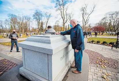  ?? BOB TYMCZYSZYN TORSTAR ?? A sombre and smaller than normal Remembranc­e Day ceremony is held at Fairview Cemetery in Niagara Falls Wednesday.