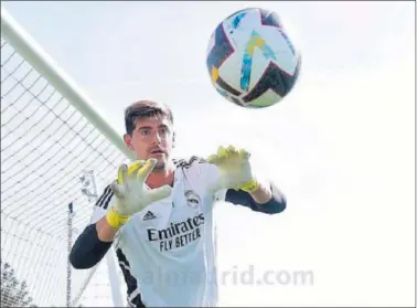  ?? ?? Thibaut Courtois se dispone a hacer una parada en un ejercicio del entrenamie­nto de ayer en Valdebebas.