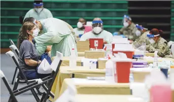  ?? Archivo ?? EL RETRASO. El envío de dosis por las farmacéuti­cas se vio afectado la semana pasada por los problemas ocasionado­s por la tormenta invernal en EE.UU.