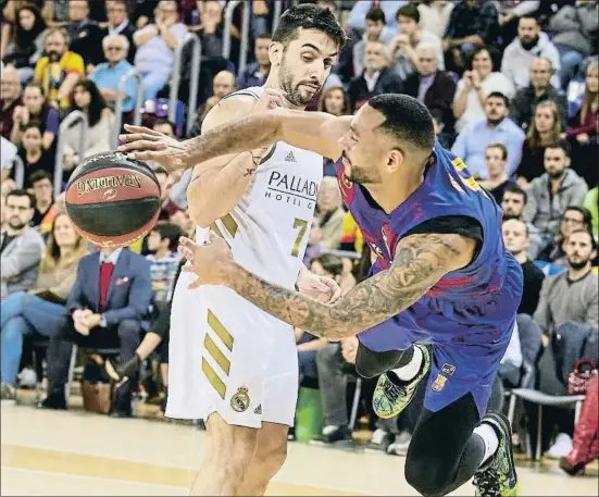  ?? CÉSAR RANGEL ?? Adam Hanga volant per l’aire per intentar salvar una pilota davant els intents de Campazzo per evitar-ho