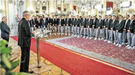  ?? Bundespräs­ident Alexander Van der Bellen verabschie­dete das U21-Team in der Hofburg. BILD: SN/GEPA PICTURES ??