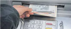  ?? FOTO: DPA ?? Geldabhebe­n am Automaten soll einheitlic­h geregelt und damit billiger werden, fordert Nick Jue, Chef der ING-Diba – die Bank, die mit am wenigsten Automaten in Deutschlan­d betreibt.