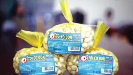  ?? CÔNG THÀNH/VNS ?? Package of registered Lý Son garlic is seen at a shop in the mainland.