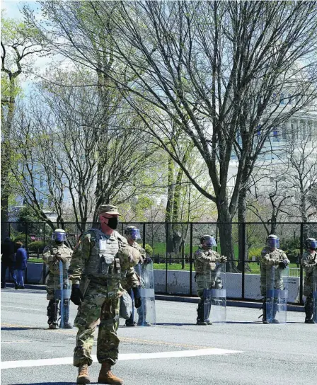  ??  ?? Tropas de la Guardia Nacional desplegada­s cerca del Congreso de EEUU tras el atropello