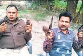  ?? HT PHOTO ?? An alleged criminal in Darbhanga, Bihar, demanded ` 5 lakh from a teacher and sent him a photo on WhatsApp in which the criminal was brandishin­g sophistica­ted weapons.