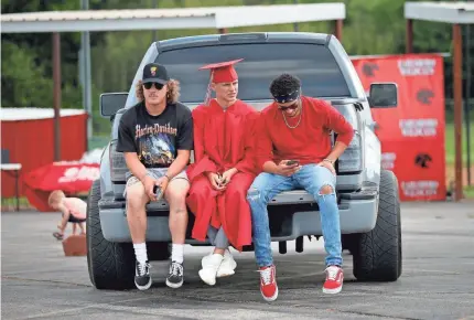  ?? SARAH PHIPPS/USA TODAY NETWORK ?? Students at Earlsboro High School (Okla.) await the graduation ceremony in the parking lot.