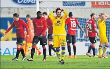  ??  ?? OCASIÓN PERDIDA. Campaña, jugador del Alcorcón, se lamenta por una oportunida­d fallada.