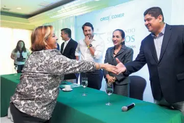  ??  ?? Cuarta graduación. Representa­ntes de Credicomer y Fundes, durante la graduación de la cuarta generación de micro y pequeños empresario­s que participar­on en el programa Impulsando Sueños.