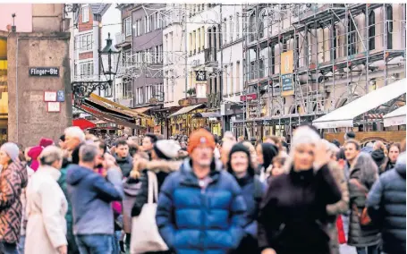  ?? FOTO: ANNE ORTHEN ?? Besonders an den Adventswoc­henenden war die Düsseldorf­er Innenstadt voll, wie hier an der Flinger Straße an einem Samstagnac­hmittag.