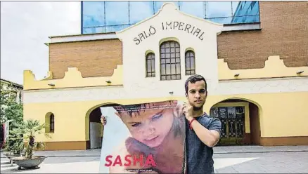  ?? PEDRO CATENA ?? Fèlix Colomer con el cartel de Sasha frente a los cines Imperial de Sabadell