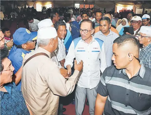  ??  ?? Anwar greets guests on the programme ‘An Evening with Armed Forces Veterans’ in Port Dickson yesterday. — Bernama photo