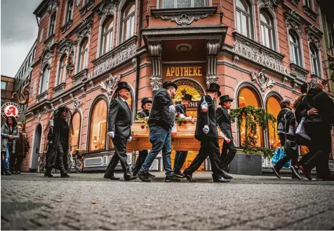  ?? Fotos: Fabian Strauch, Funke Foto Services ?? Der Skandal lässt Bottrop nicht los. Einwohner bei einem Protestmar­sch durch die Stadt, vorbei an der Apotheke, die Peter S. gehörte.