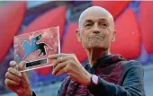  ??  ?? La malattia Irriconosc­ibile, già duramente provato dalla malattia: Jonathan Demme premiato a Venezia nel 2015