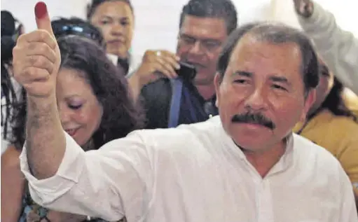  ?? ?? El presidente de Nicaragua, Daniel Ortega, el pasado noviembre en Managua. Tras él, su esposa, Rosario Murillo.